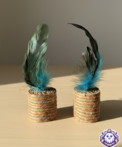juguetes rascadores con plumas para gato en una mesa.