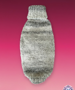 Suéter de lana y acrílico gris jaspeado para perro, extendido, vista superior.