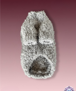 Suéter de lana gris para perro chiquito, vista inferior, mostrando el interior suave y el tejido.