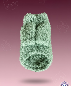 Suéter de lana verde para perro chiquito, vista inferior, mostrando el interior suave y el tejido.