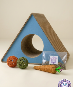 Kit rascador triangular para gato con pelotas, zanahoria y catnip sobre fondo.