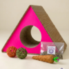 Kit rascador triangular para gato con pelotas, zanahoria y catnip sobre fondo.
